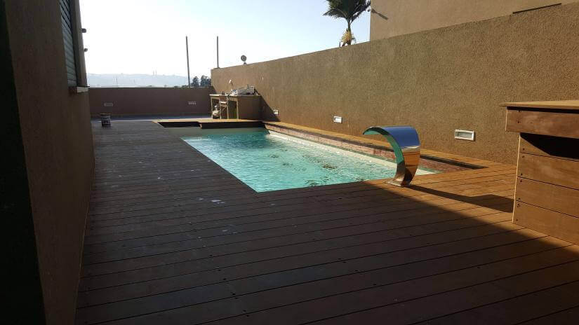 דק מסביב לבריכה